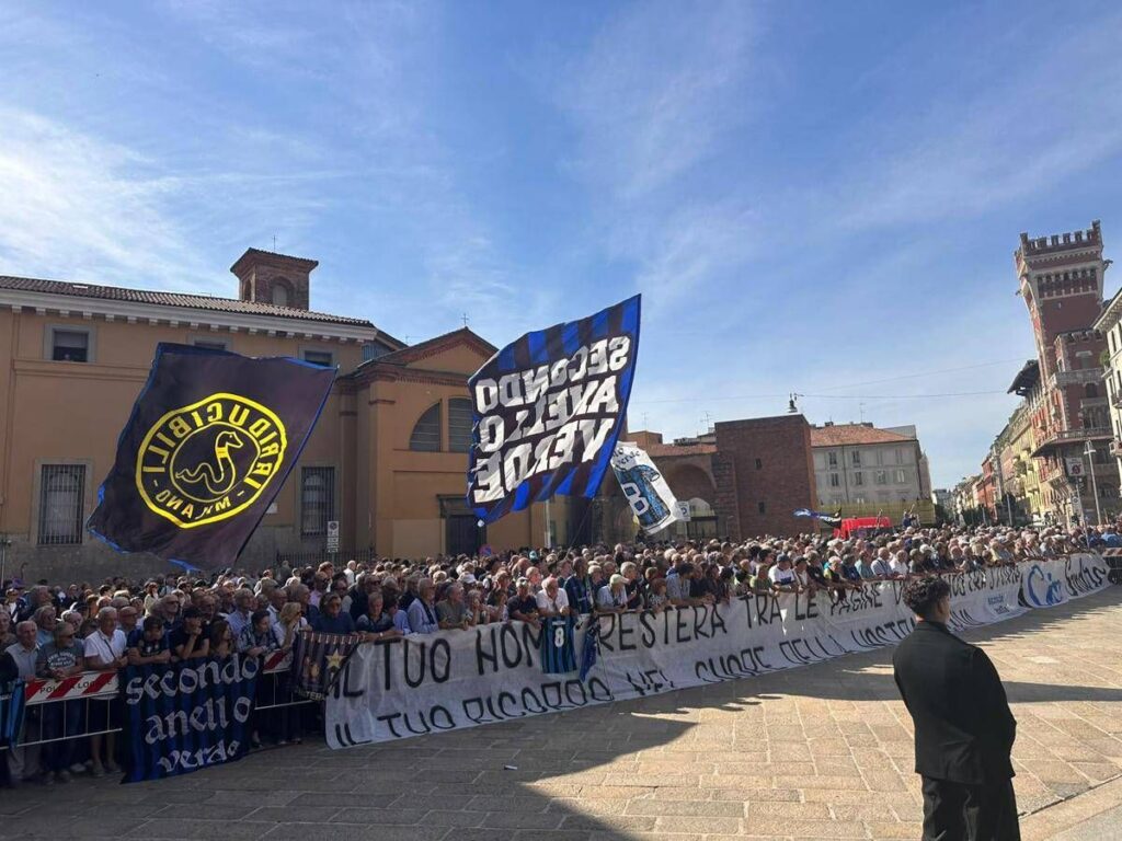 Funerali Mazzola a Milano: arrivati calciatori, dirigenti e tifosi per l’ultimo saluto alla leggenda dell’Inter