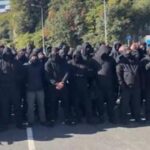 Gb, centinaia di manifestanti incappucciati bloccano Dover: “Fermate le barche dei migranti”