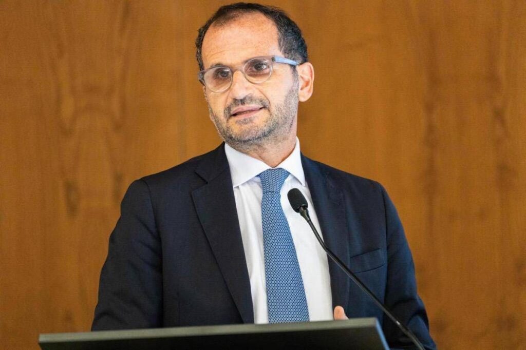 Gemmato: “Con farmaci equivalenti risparmi per 1,2 miliardi in 2026-28 ma Italia dietro per utilizzo”