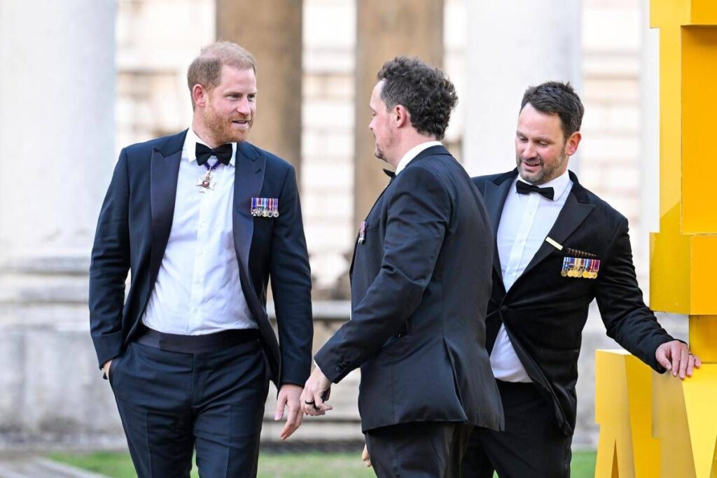 Harry fa la sua prima apparizione pubblica dopo il ritorno a Londra. Meghan non è al suo fianco
