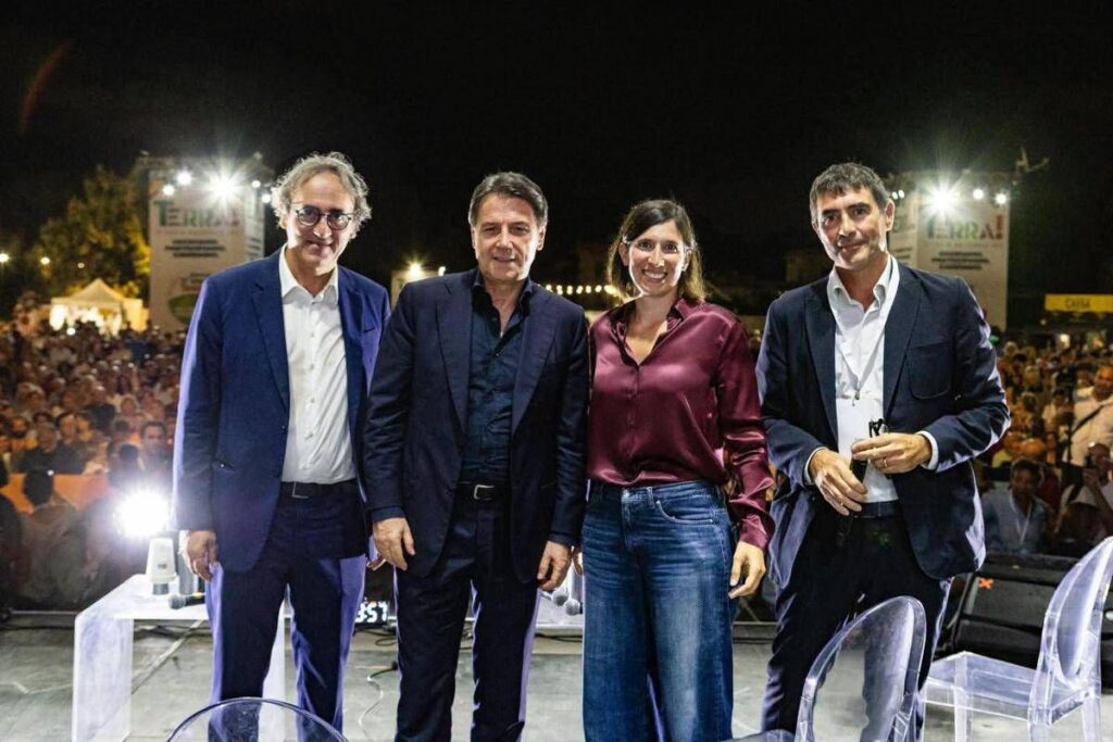 Il dibattito con Schlein, Conte, Bonelli e Fratoianni parte con una foto e la promessa: “Con noi al governo riconoscimento Palestina”