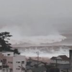 In Giappone il tifone Dujuan fa 4 morti poi si allontana dalla costa orientale: quasi due milioni di evacuati e 6 dispersi