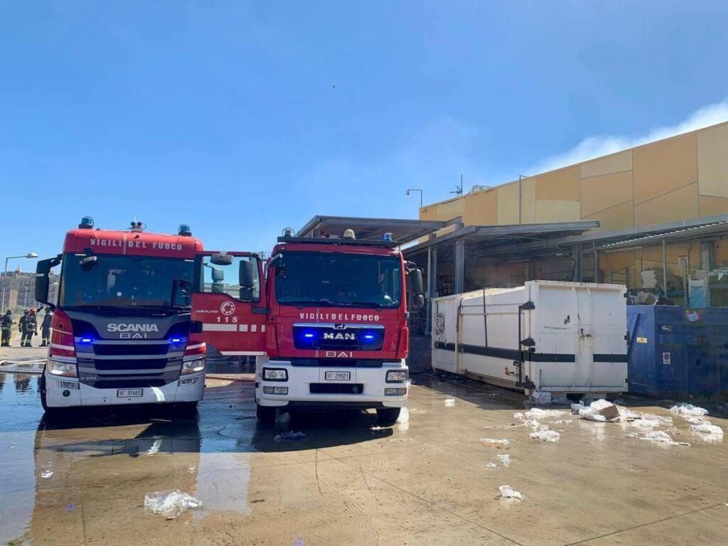 Incendio al centro commerciale Conda d’oro di Palermo: scattata l’evacuazione dell’edificio