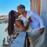 Incidente in barca nel canale di Tessera a Venezia, 25enne è grave: si cerca la moglie caduta in acqua