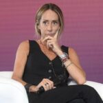 Incidente per Arianna Meloni, polso rotto in vacanza: le foto con il gesso