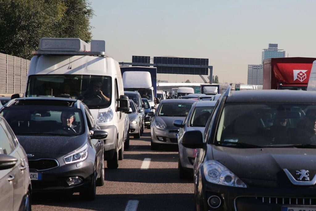 Incidente sulla Pontina, 3 feriti: traffico in tilt in direzione Roma