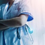 Infermiera va in pensione a 62 anni, ma non le basta: “Guadagno troppo poco”