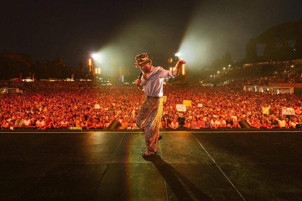 Jovanotti gladiatore col sorriso al Circo Massimo: “Il pessimismo è un lusso che non posso permettermi”