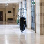 Lascia al nipote preferito un’eredità di 800mila euro ma gli altri non ci stanno: “Non vedeva bene, è stata guidata”