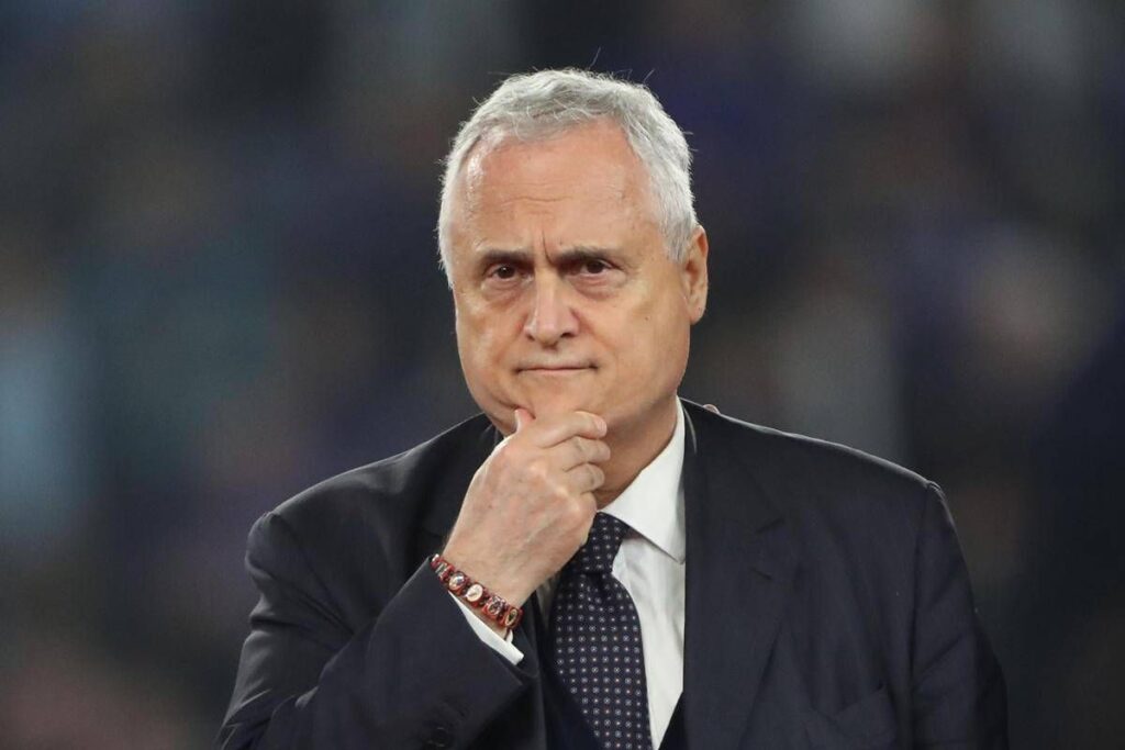 Lazio, la protesta dei tifosi arriva in Inghilterra. The Times: “Lotito contro tutti”