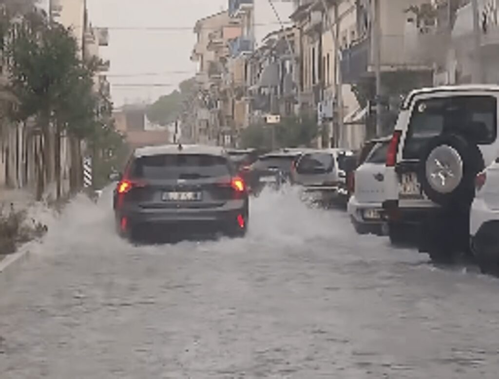 Maltempo in Toscana, bomba d’acqua su Empoli: 43 mm in mezz’ora, strade come fiumi