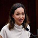 Maria Corina Machado torna in Venezuela dopo quasi un anno di esilio: “Sono qui. Con voi”