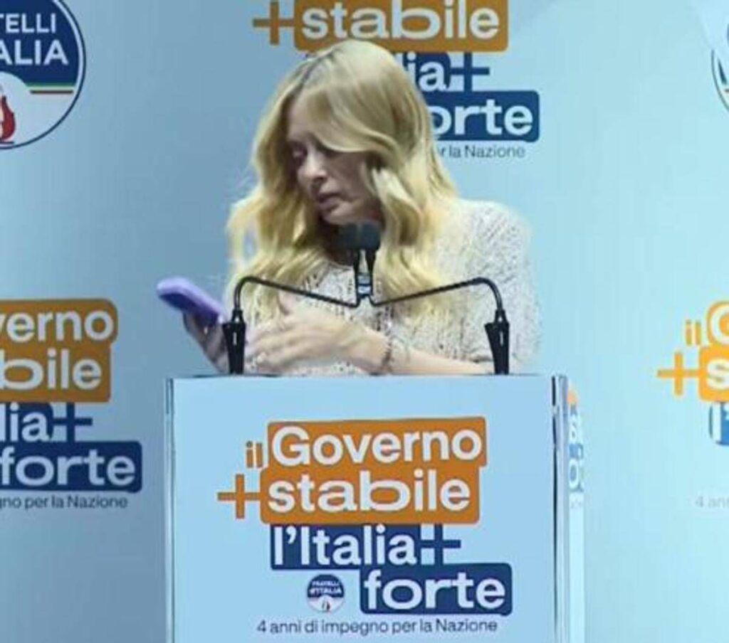 Meloni, la telefonata e il discorso interrotto a Bari: “È mia figlia, scusate…”