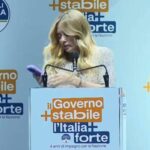 Meloni, la telefonata e il discorso interrotto a Bari: “È mia figlia, scusate…”
