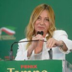 Meloni punge le opposizioni: “Non cantate ‘Bollo ciao’?”. E mette Vannacci nel mirino: “A scuola tetto a stranieri e stop al burqa”