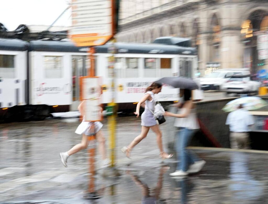 Meteo, cambia tutto: piogge e temporali al Nord, poi il maltempo arriva al Sud