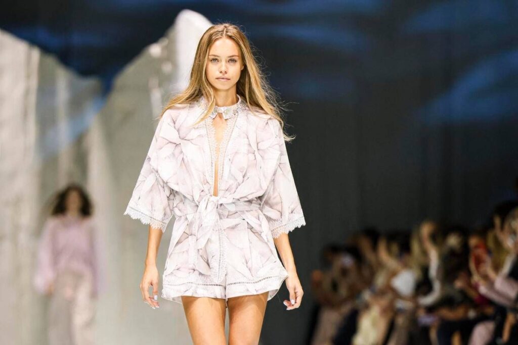 Milano Fashion Week, anche la fidanzata di Sinner Laila Hasanovic sfila in passerella