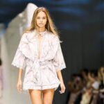 Milano Fashion Week, anche la fidanzata di Sinner Laila Hasanovic sfila in passerella