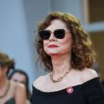 Mostra di Venezia, Susan Sarandon sul tappeto rosso con la spilletta ‘cessate il fuoco a Gaza’