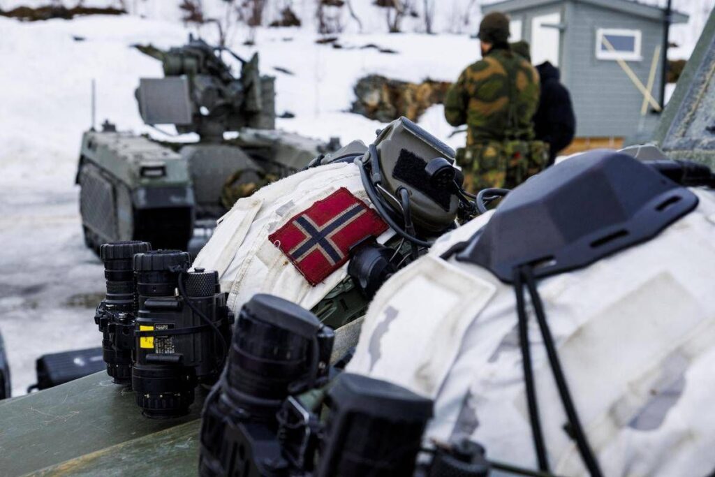 Norvegia, armi e artiglieria al confine con la Russia. Mosca minaccia “ulteriori misure”