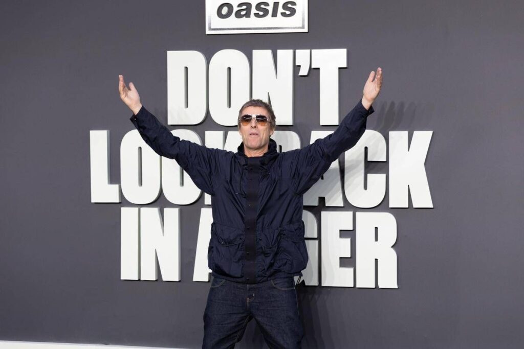 Oasis a Roma, Liam Gallagher scatenato sui social: le risposte (surreali) ai fan