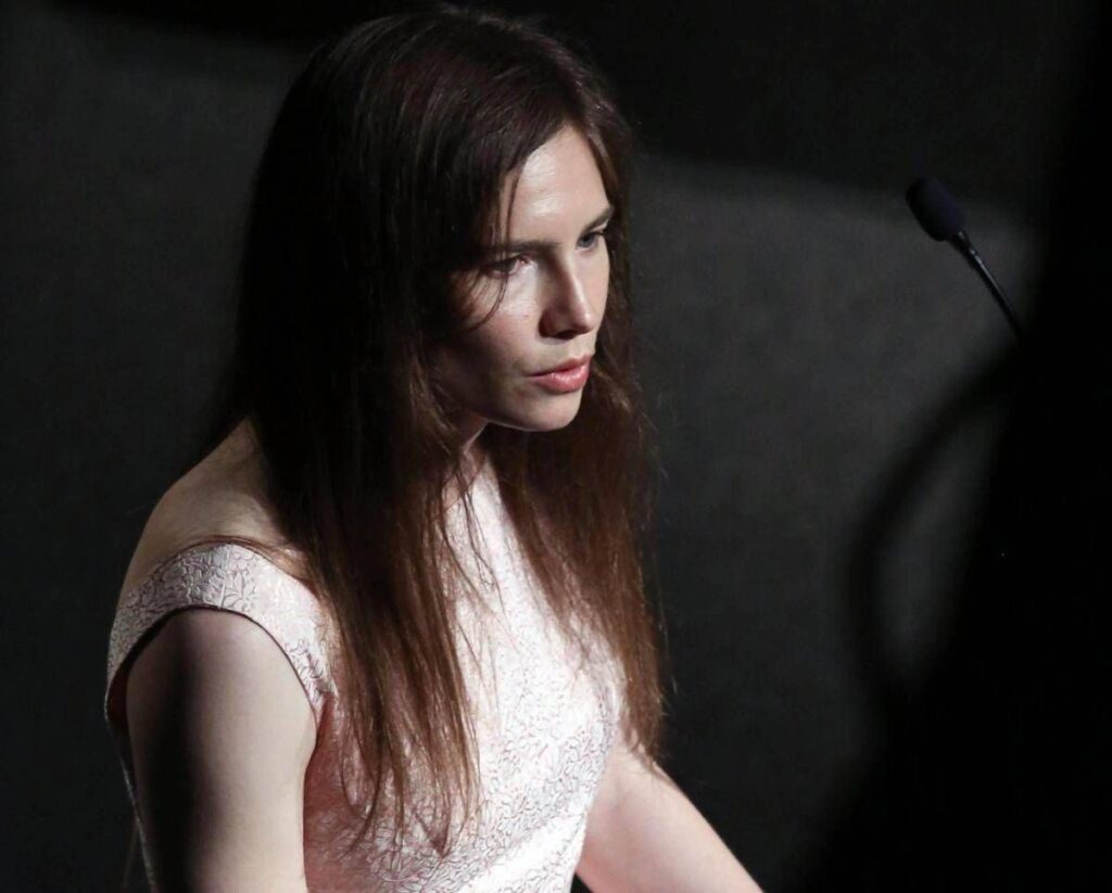 Omicidio Meredith, Amanda Knox: “Non faccio ironia, i suoi familiari si sentono feriti dalla persona sbagliata”