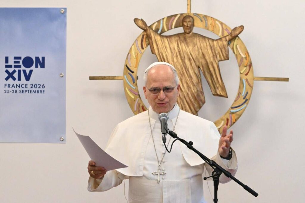 Papa Leone XIV in Francia, il messaggio da Parigi: “La storia non è scritta da chi si impone”