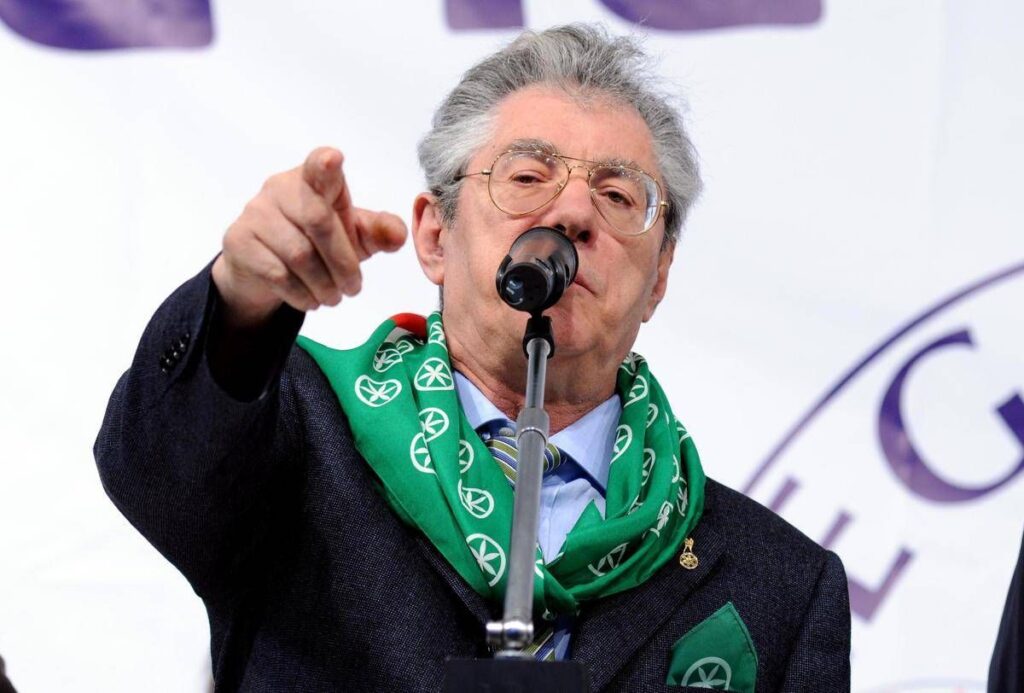 “Per fortuna Umberto Bossi è morto”: è bufera sul consigliere Pd di Reggio Emilia