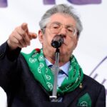“Per fortuna Umberto Bossi è morto”: è bufera sul consigliere Pd di Reggio Emilia