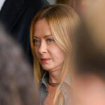 Poliziotti feriti a Roma, Meloni: “Aggressore subito libero, inaccettabile”