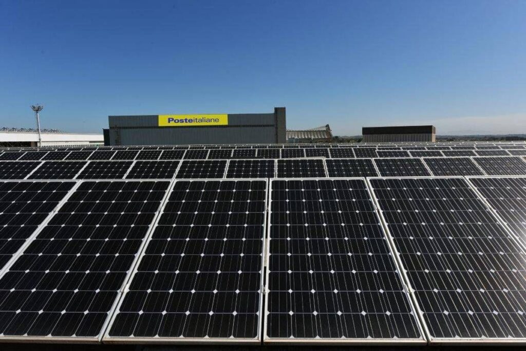 Poste, avanti sviluppo fotovoltaico: target 1300 impianti entro fine anno