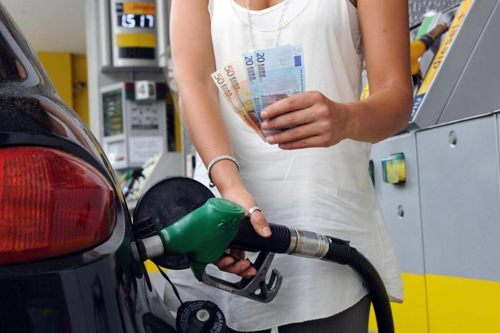 Prezzi benzina e diesel, non si fermano gli aumenti. Unc: “Pieno gasolio costa 40 cent in più in un giorno”