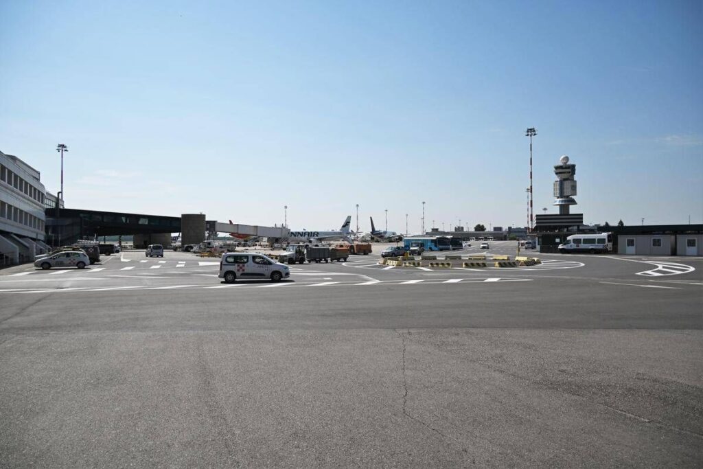 Principio di incendio aereo Easyjet, aeroporto Malpensa momentaneamente chiuso