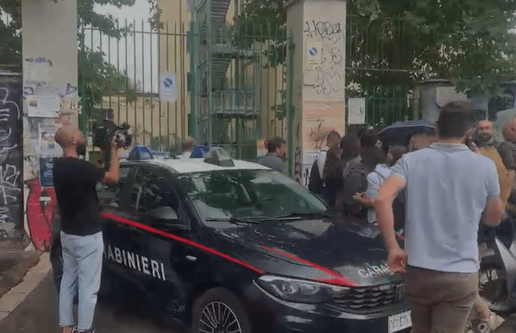Prof accoltellata a Roma, la testimonianza di uno studente: “Il 13enne indossava casco, ha colpito con coltello e con due pugni”