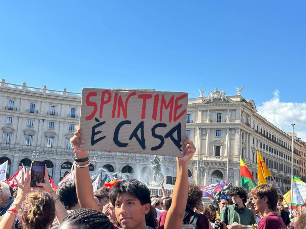 Roma, corteo Spin Time: “Città è di chi la vive non di chi specula”