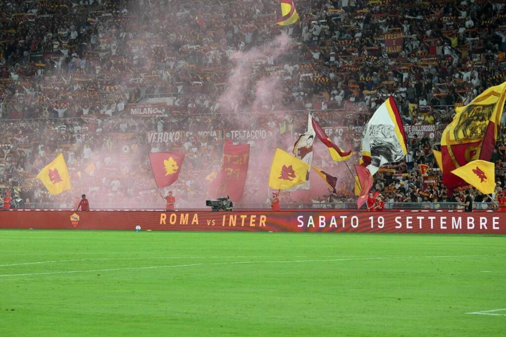 Saluti romani in curva Sud durante Roma-Atalanta all’Olimpico: 14 identificati