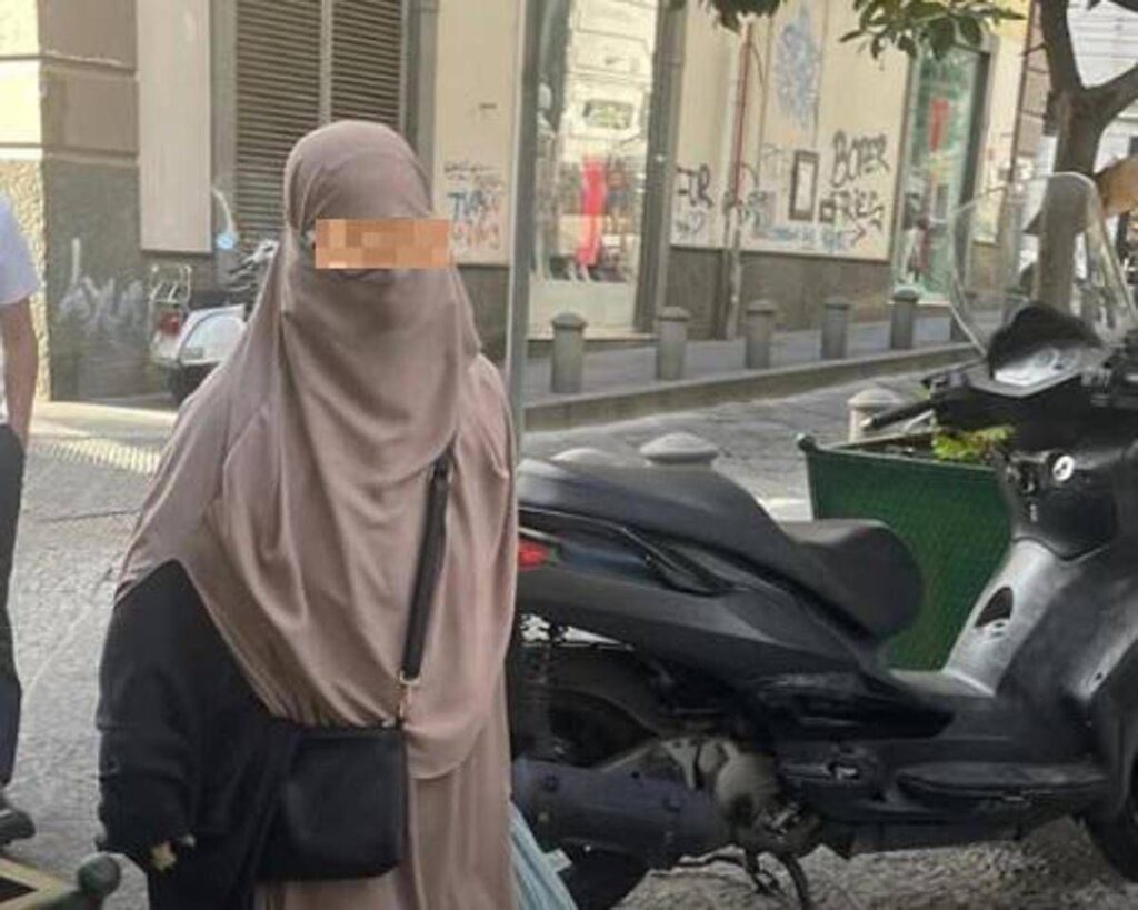 Sangiuliano pubblica foto di donna con niqab a Napoli: “Ecco pericolo islamizzazione”