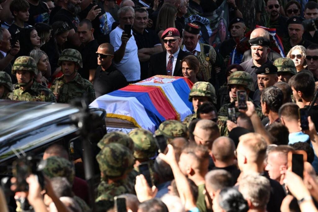 Serbia, migliaia a Belgrado per i funerali di Mladic. Ue: “Era un criminale”