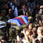 Serbia, migliaia a Belgrado per i funerali di Mladic. Ue: “Era un criminale”