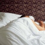 Sonno difficile e stanchezza appena svegli, è colpa dell’orologio biologico: ecco 5 regole per resettarlo