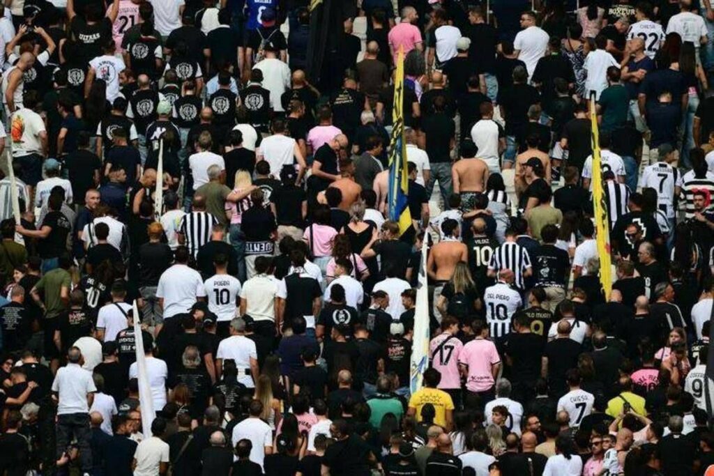 Spalle al campo durante 1′ di silenzio per Mazzola, Juve multata di 10.000 euro