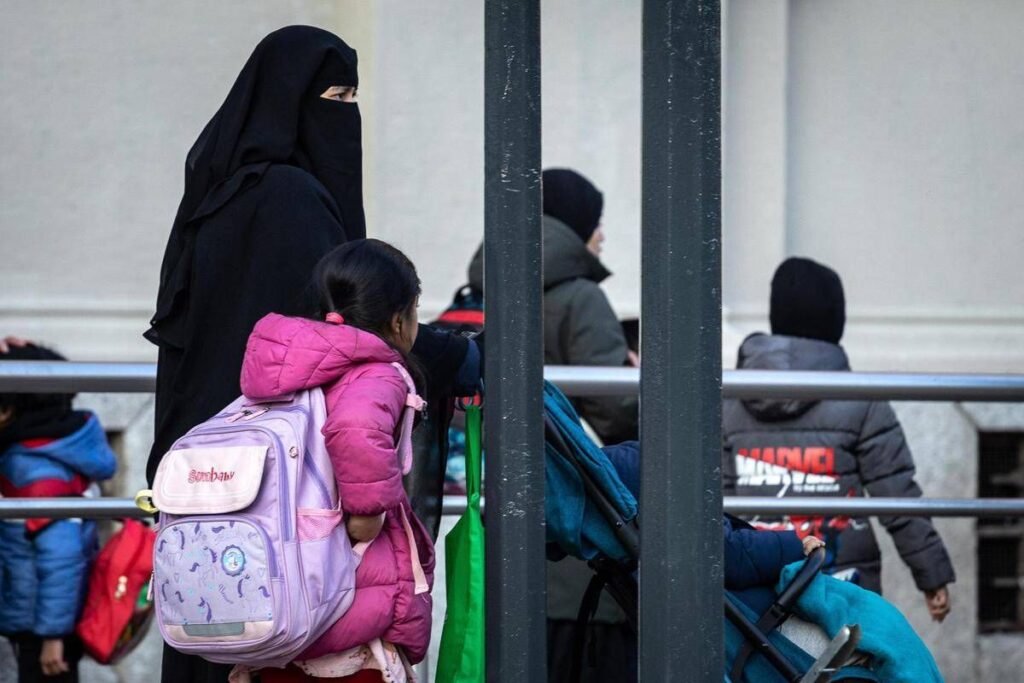 Stop a burqa e niqab a scuola, tetto del 30% agli stranieri in classe: il governo stringe sul dl, oggi in Cdm