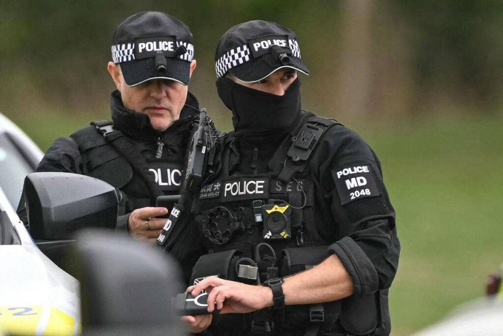 Sventato attentato in Gran Bretagna, esplosivi vicino a una base Raf a Fairford: chi sono i 5 arrestati