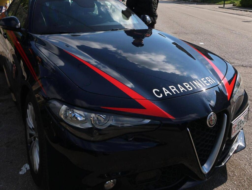 Tortura e sevizia la compagna per 12 ore, uomo arrestato a Chieri