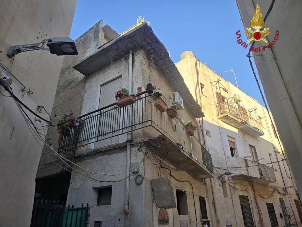 Trapani, crolla balcone a Mazara del Vallo: morta una donna