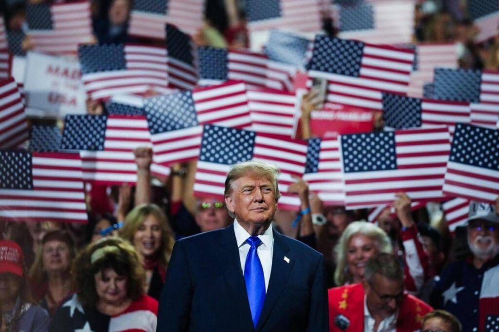 Trump, comizio show di due ore a Dallas: “5mila dollari a ogni americano se i Repubblicani vincono i midterm”