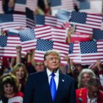 Trump, comizio show di due ore a Dallas: “5mila dollari a ogni americano se i Repubblicani vincono i midterm”