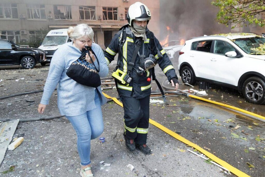 Ucraina, attacco nella notte a Kiev: danni e incendi. Zelensky: “8000 truppe nordcoreane in Russia”