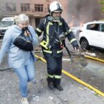 Ucraina, attacco nella notte a Kiev: danni e incendi. Zelensky: “8000 truppe nordcoreane in Russia”