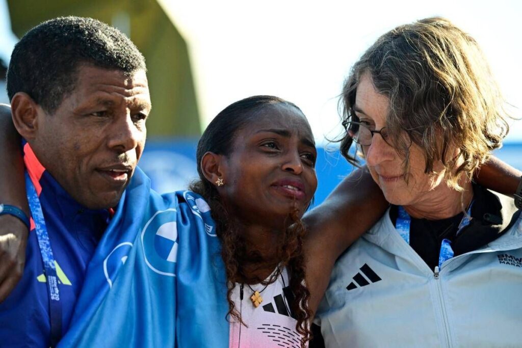Vince la maratona di Berlino, si infortuna all’ultimo km e perde il record del mondo: il ‘dramma’ di Assefa